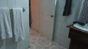 Rafjam Bed And Breakfast 金斯敦 外观 照片